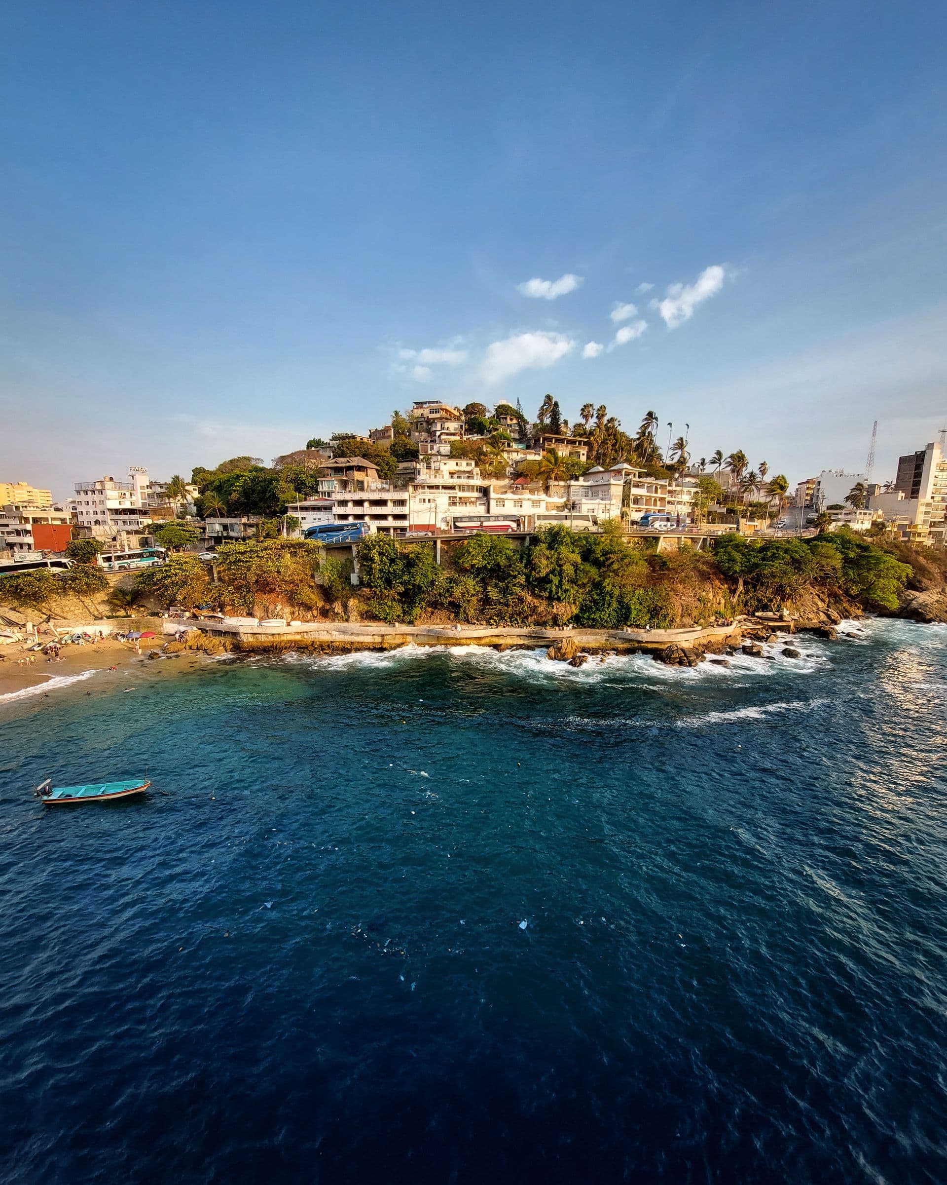 Lancha en aguas de Acapulco