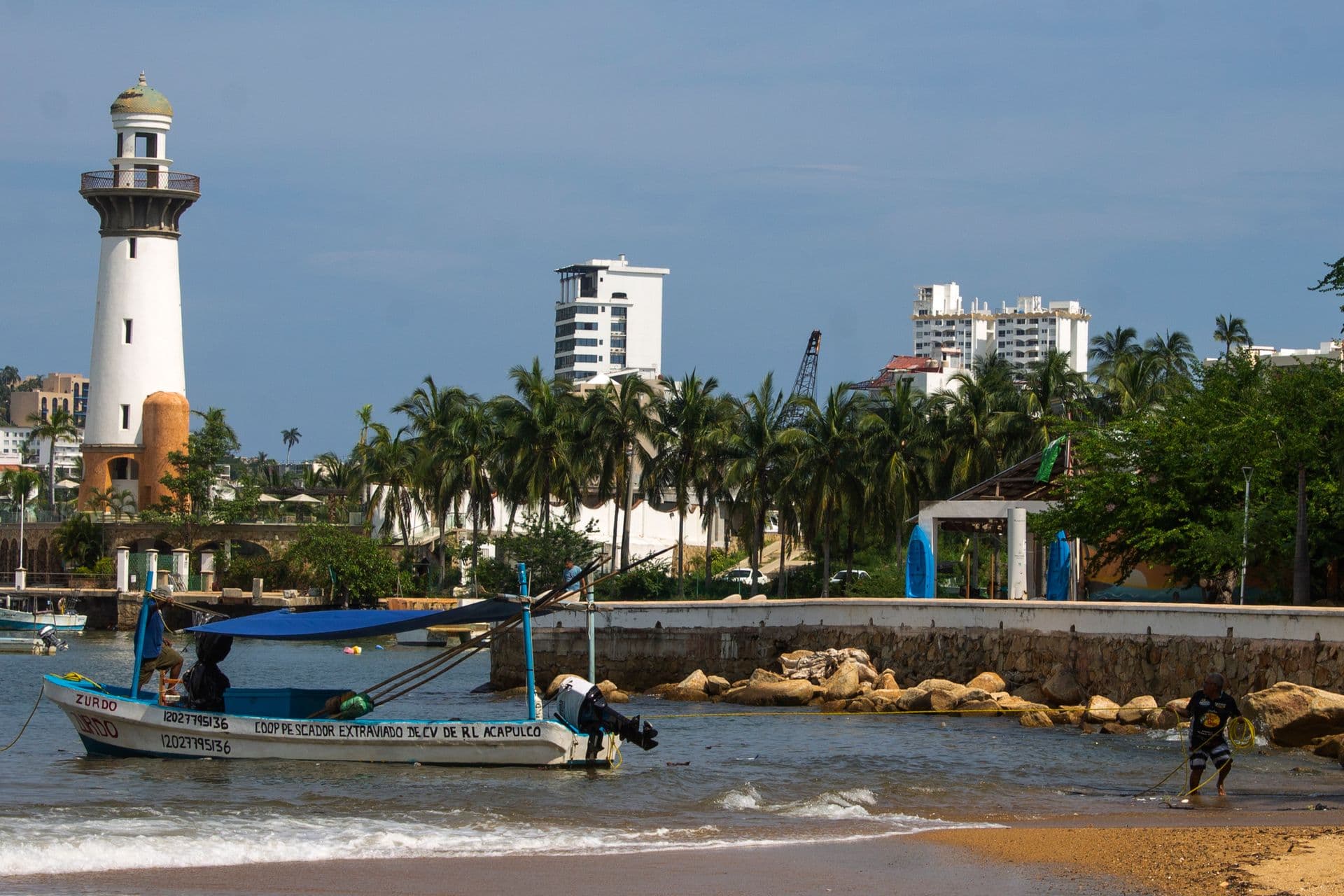 Faro y palmeras en Acapulco