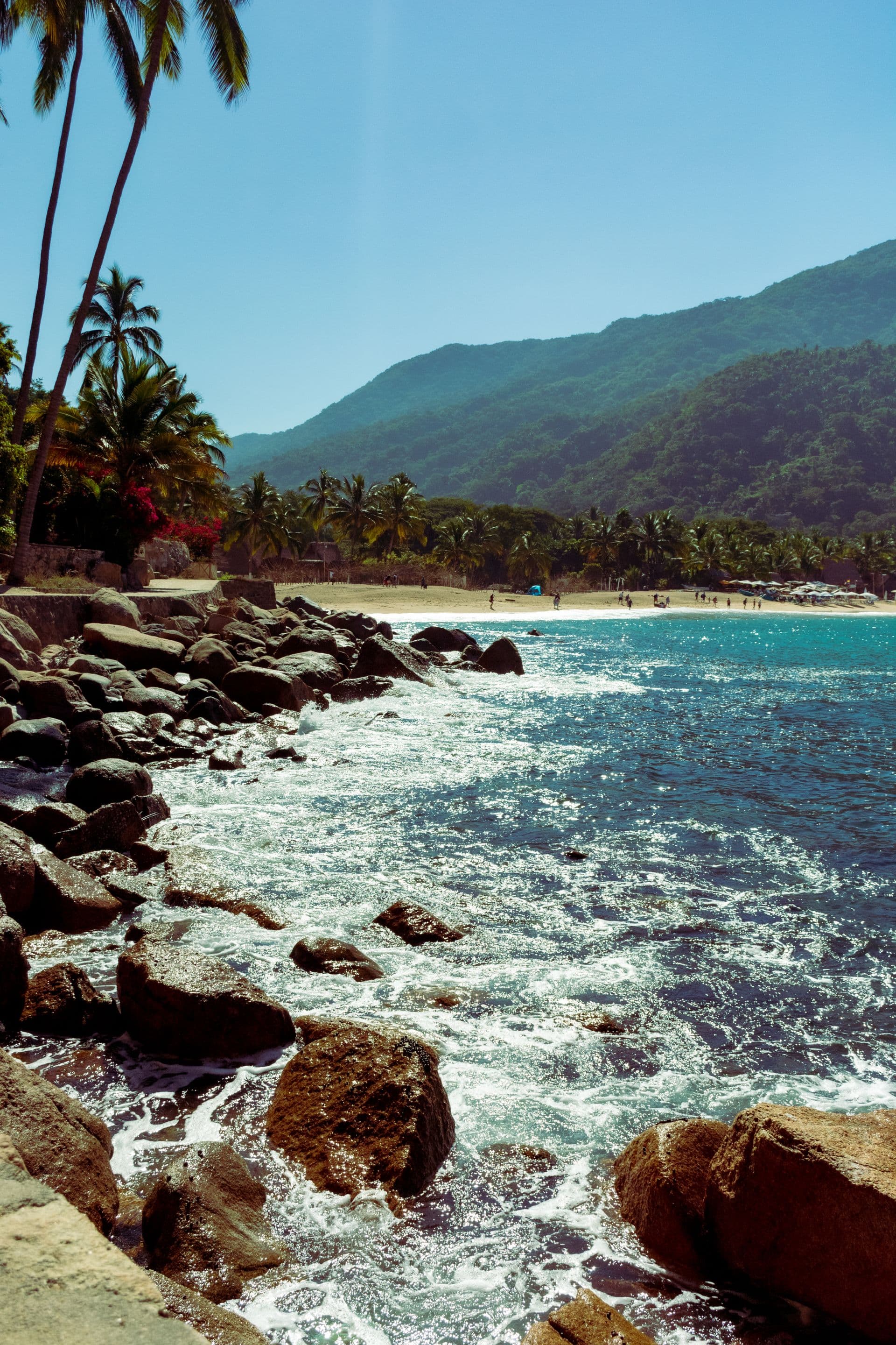 Playa sombreada en la costa