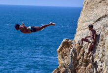 Clavadistas en la Quebrada de Acapulco durante el Sorteo Especial de la Lotería Nacional.