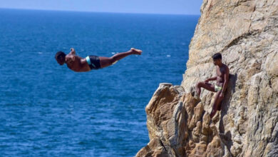 Clavadistas en la Quebrada de Acapulco durante el Sorteo Especial de la Lotería Nacional.