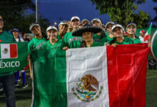 Clavadistas en la Quebrada de Acapulco durante el Sorteo Especial de la Lotería Nacional.