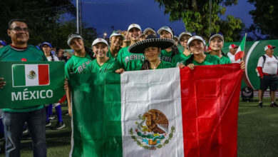 Clavadistas en la Quebrada de Acapulco durante el Sorteo Especial de la Lotería Nacional.