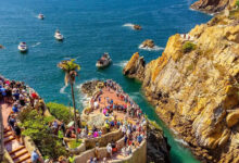 Clavadistas de La Quebrada en pleno salto desde 35 metros, obteniendo el récord Guinness.