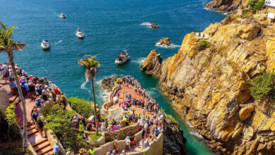 Clavadistas de La Quebrada en pleno salto desde 35 metros, obteniendo el récord Guinness.