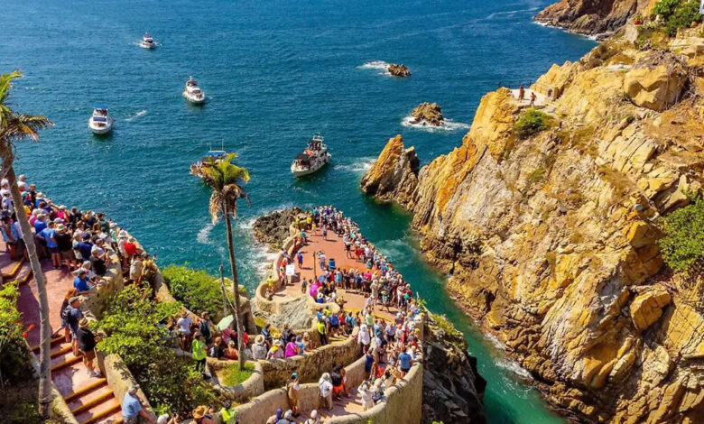 Clavadistas de La Quebrada en pleno salto desde 35 metros, obteniendo el récord Guinness.