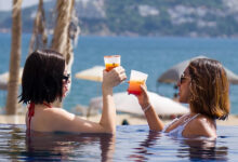 Cafeterías frente al mar en Acapulco: terraza de Condimento al amanecer con vista a la bahía