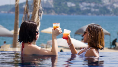 Cafeterías frente al mar en Acapulco: terraza de Condimento al amanecer con vista a la bahía