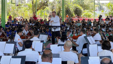 Orquesta Filarmónica de Acapulco ofreciendo conciertos didácticos en escuelas.