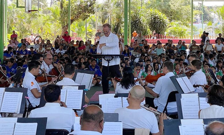 Orquesta Filarmónica de Acapulco ofreciendo conciertos didácticos en escuelas.