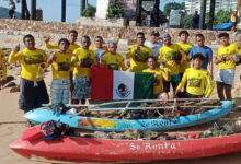 Buzos limpiando el fondo marino en La Roqueta, Acapulco
