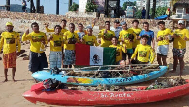 Buzos limpiando el fondo marino en La Roqueta, Acapulco