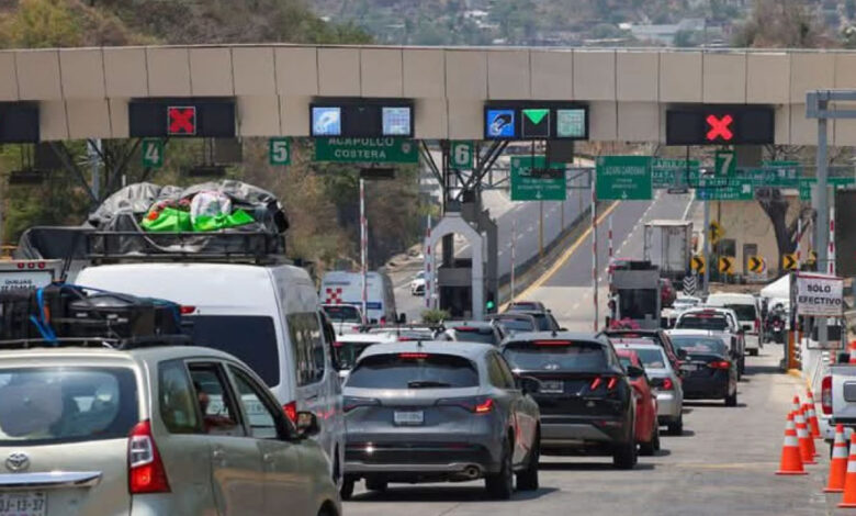 Turismo en Acapulco: vista panorámica del puerto con turistas disfrutando