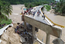 Vista aérea de Acapulco con zonas afectadas por huracanes, reflejando la resiliencia comunitaria.