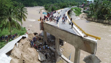 Vista aérea de Acapulco con zonas afectadas por huracanes, reflejando la resiliencia comunitaria.