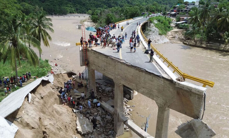 Vista aérea de Acapulco con zonas afectadas por huracanes, reflejando la resiliencia comunitaria.