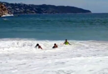 Guardavidas realizando un rescate en Playa El Morro