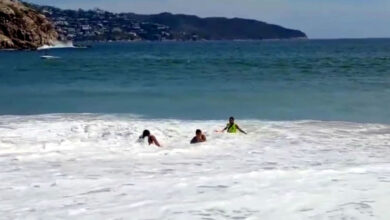 Guardavidas realizando un rescate en Playa El Morro
